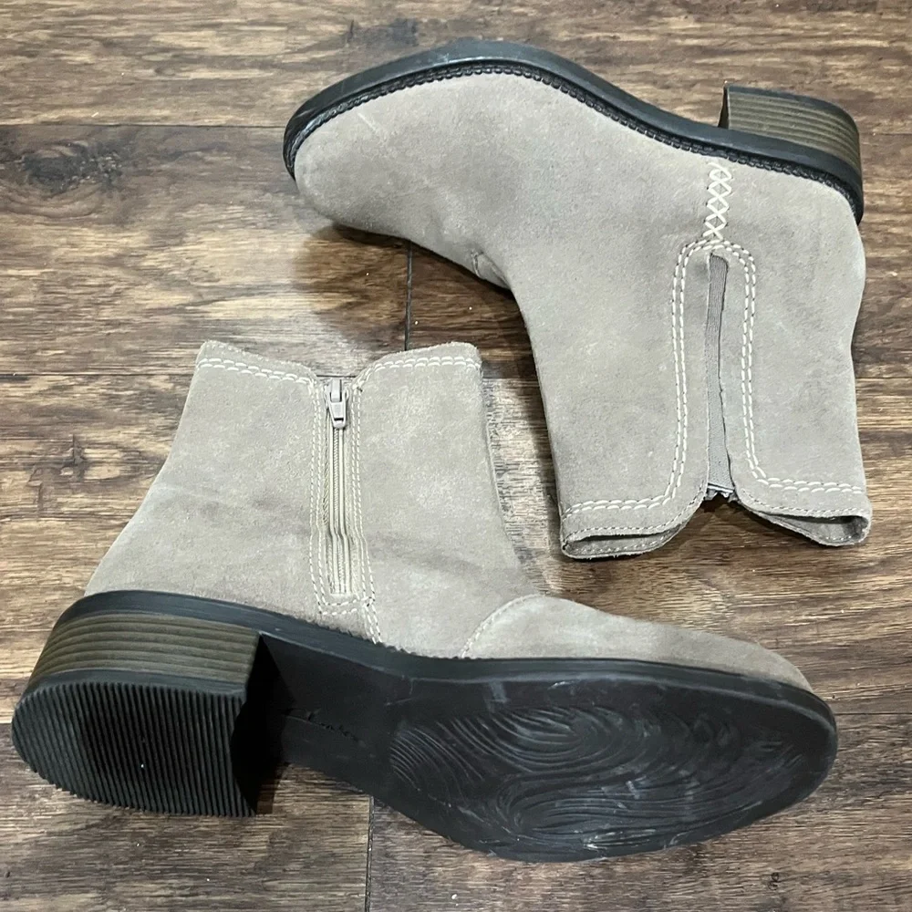 Clark’s‎ Tan Suede May Booties Sz. 6